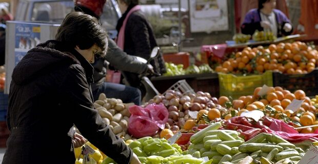 Αδειάζουν συνεχώς τα πορτοφόλια: Φτωχότερα 2,6 δισ. ευρώ τα νοικοκυριά