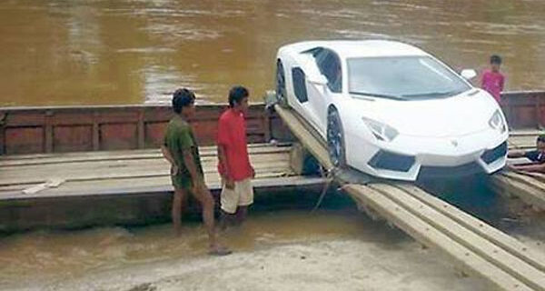 Δύο Lamborghini Aventador ταξιδεύουν πάνω σε σχεδίες