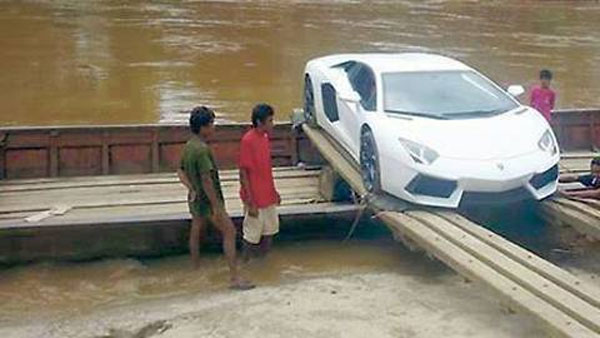 Δύο Lamborghini Aventador ταξιδεύουν πάνω σε σχεδίες