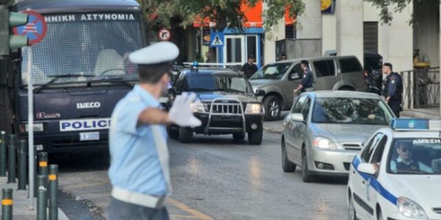 Υπό δρακόντεια μέτρα ασφαλείας μεταφέρθηκε στη Λάρισα ο Σάββας Ξηρός για να νοσηλευτεί