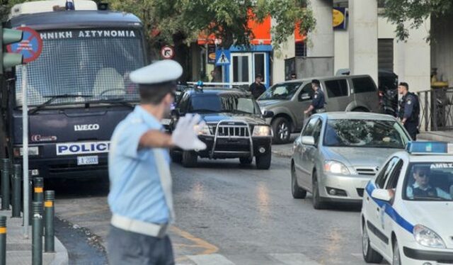 Υπό δρακόντεια μέτρα ασφαλείας μεταφέρθηκε στη Λάρισα ο Σάββας Ξηρός για να νοσηλευτεί