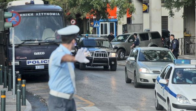 Υπό δρακόντεια μέτρα ασφαλείας μεταφέρθηκε στη Λάρισα ο Σάββας Ξηρός για να νοσηλευτεί