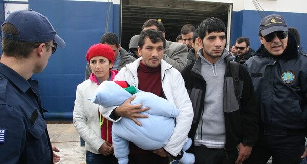 Στον Πειραιά οι 15 μετανάστες επιζώντες της τραγωδίας στο Φαρμακονήσι