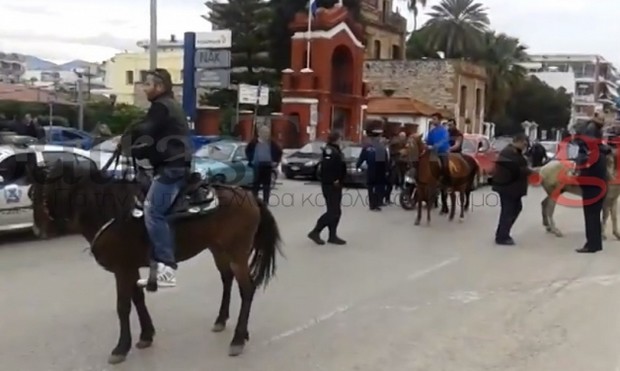 Πάτρα: Μπλόκαραν τους δρόμους με άλογα οι αγρότες