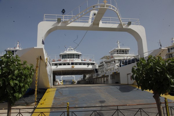 Επικίνδυνα και επιβλαβή 16 ανενεργά πλοία στο Πέραμα