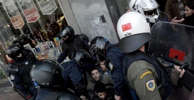 Προσαγωγές μετά από κατάληψη στο πολιτικό γραφείο του Μ. Βαρβιτσιώτη