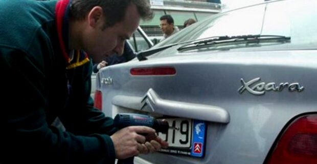Της μόδας η τακτική Λιάπη: Γνωστός δικηγόρος συνελήφθη με πλαστές πινακίδες
