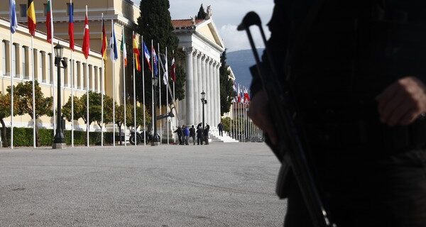 Η ελληνική προεδρία ξεκινά με απαγόρευση συναθροίσεων. Απροσπέλαστο το κέντρο