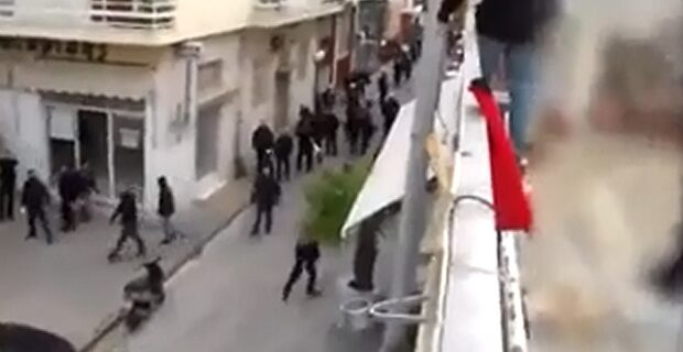 Το Βίντεο από τη στρατιωτική παρέλαση Χρυσαυγιτών στο Κερατσίνι και την επίθεση στο “Ρεσάλτο”