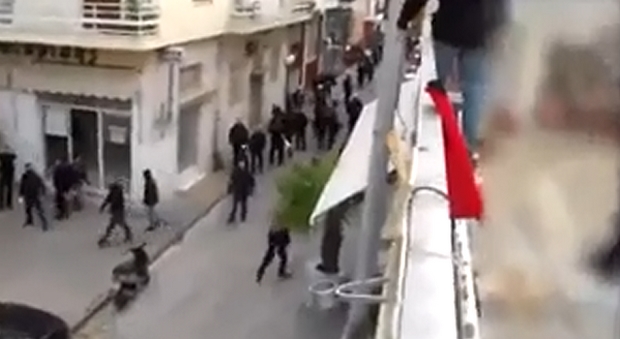 Το Βίντεο από τη στρατιωτική παρέλαση Χρυσαυγιτών στο Κερατσίνι και την επίθεση στο “Ρεσάλτο”