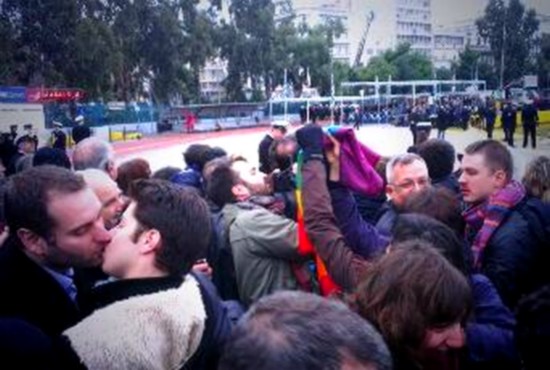 Πρωτότυπη διαμαρτυρία ενάντια στον Σεραφείμ: Ομοφυλόφιλοι αντάλλαξαν φιλιά αγάπης στον Αγιασμό