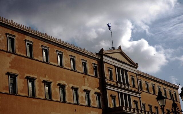 Η αναθεώρηση του Συντάγματος “τρώει” τα μνημόνια