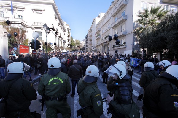 Διαμαρτυρία σχολικών φυλάκων στο υπουργείο Διοικητικής Μεταρρύθμισης