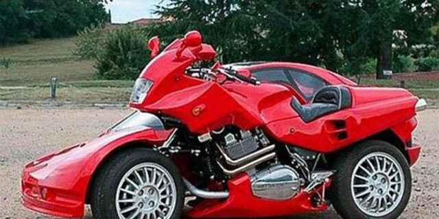 Δύο σε ένα. Μοτοσικλέτα και αυτοκίνητο σε μια …Ferrari
