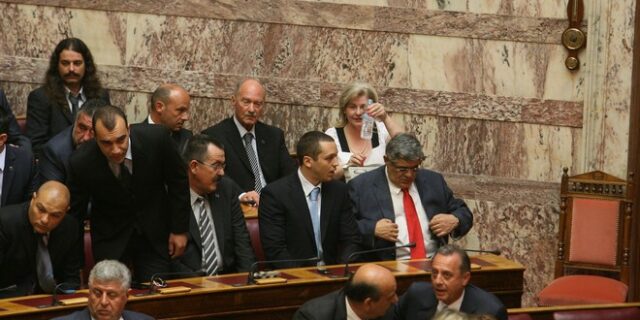 Παίρνουν ακόμα τον μισθό τους οι φυλακισμένοι βουλευτές της Χρυσής Αυγής