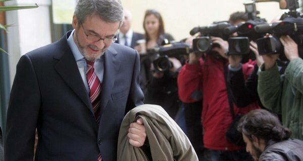 Διεθνή εντάλματα σύλληψης κατά των Χριστοφοράκου και Καραβέλα