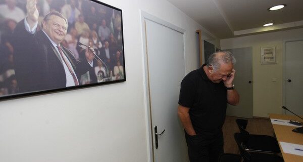 “Τα άκουσε μαζεμένα” ο Σκανδαλίδης στην Λάρισα, ένταση έξω από τα γραφεία του ΠΑΣΟΚ