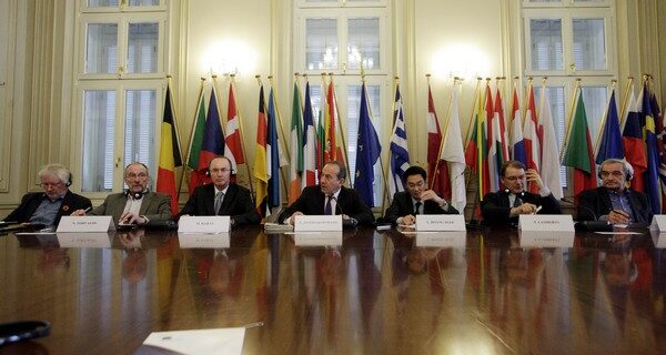 Οι 12 εκκρεμότητες που θέλει η τρόικα να κλείσουν για να μην υπάρξουν νέα μέτρα