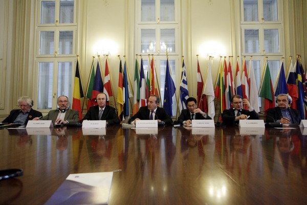 Οι 12 εκκρεμότητες που θέλει η τρόικα να κλείσουν για να μην υπάρξουν νέα μέτρα