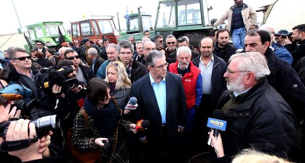 Κάλεσμα του Δ. Κουτσούμπα από το μπλόκο της Νίκαιας για στήριξη των αγροτών