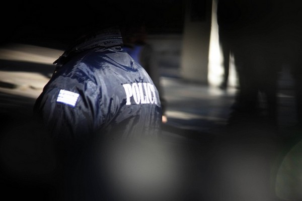 Σύλληψη αρχιφύλακα της διεύθυνσης αλλοδαπών και Πακιστανού για πλαστά έγγραφα