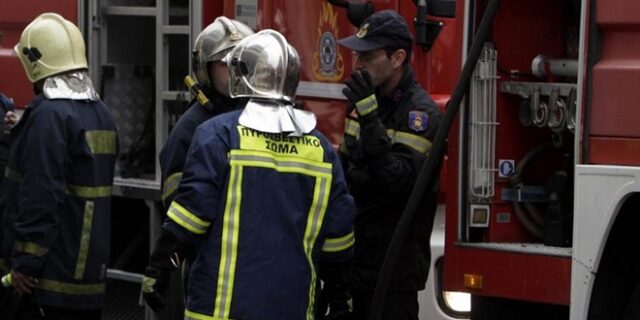 Περιορίστηκε η πυρκαγιά στις εργατικές πολυκατοικίες στο Περιστέρι. Απεγκλωβίστηκαν 8 άτομα