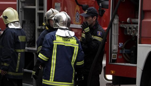 Περιορίστηκε η πυρκαγιά στις εργατικές πολυκατοικίες στο Περιστέρι. Απεγκλωβίστηκαν 8 άτομα