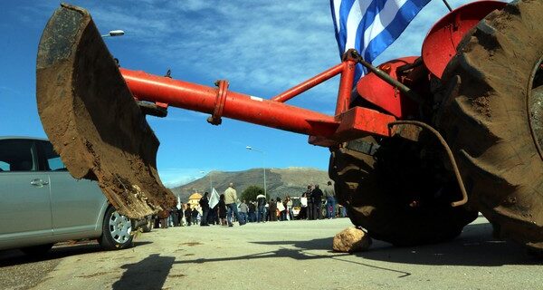 Αγρότες εν δράσει: Αποκλείουν δρόμους και μοιράζουν ρύζι