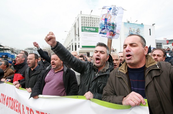Θεσσαλονίκη: Στα μπλόκα κατευθύνονται αγρότες με τα τρακτέρ τους