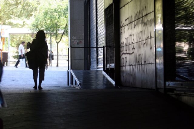 Πέφτουν οι τιμές, αλλά οι Έλληνες μένουν στο σπίτι
