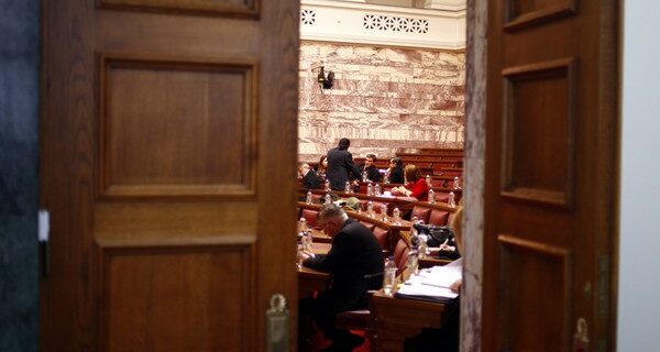 Ελληνική Βουλή: Μικρή χώρα, λίγες έδρες, αλλά ρεκόρ υπαλλήλων
