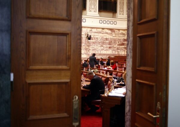 Ελληνική Βουλή: Μικρή χώρα, λίγες έδρες, αλλά ρεκόρ υπαλλήλων