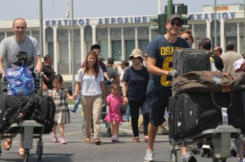 Βουλιάζει από τουρίστες η Κρήτη