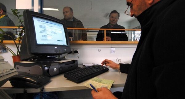 Νέες κρατήσεις. Το “τρικ” που φέρνει αυξομειώσεις στους μισθούς του Δημοσίου
