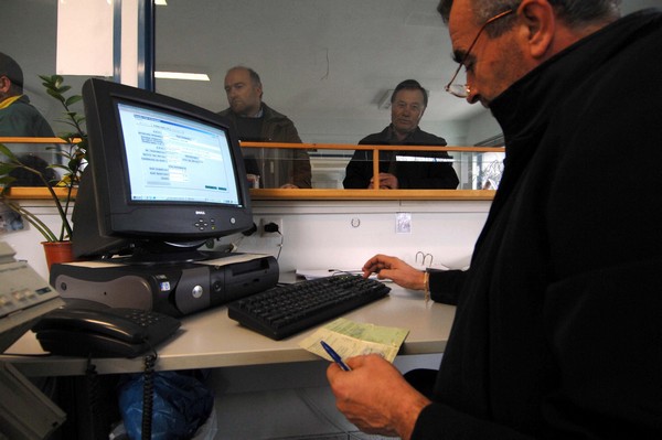 Νέες κρατήσεις. Το “τρικ” που φέρνει αυξομειώσεις στους μισθούς του Δημοσίου