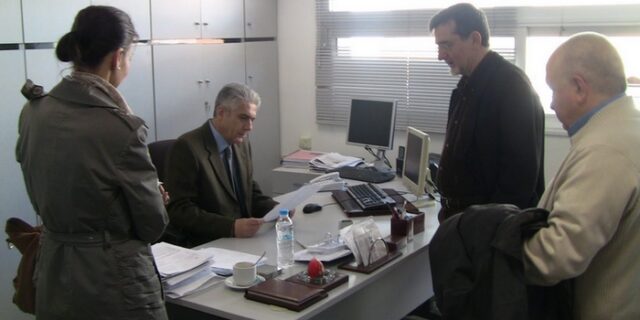 Στην Ελλάδα του μνημονίου: Πλέον οι εφοριακοί θα εκπαιδεύονται για τη διαχείριση οργισμένων φορολογούμενων