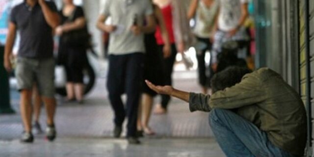 Απίστευτο: Επαίτης έδειρε νήπιο για να συγκινηθούν διερχόμενοι