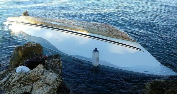 Εντοπίστηκε το σκάφος των μεταναστών στο Φαρμακονήσι. Βρέθηκαν  πτώματα, ανάμεσά τους και παιδιά