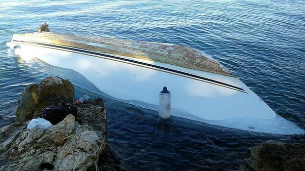 Εντοπίστηκε το σκάφος των μεταναστών στο Φαρμακονήσι. Βρέθηκαν πτώματα, ανάμεσά τους και παιδιά