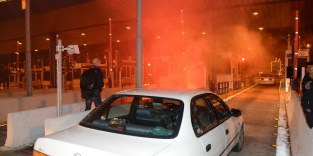 Οργή λαού στη Μαλακάσα: Κάτοικοι έβαλαν φωτιά στα διόδια