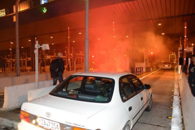 Οργή λαού στη Μαλακάσα: Κάτοικοι έβαλαν φωτιά στα διόδια