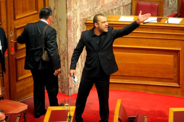 Από το αυτί και στον Πρόεδρο. Έρχονται πρόστιμα για προπηλακισμούς και άσεμνο ντύσιμο στη Βουλή