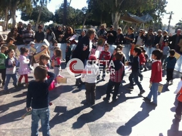Λιλιπούτειοι διαδηλωτές κατά των χημικών στην Κρήτη