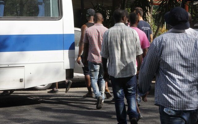 Όπισθεν ολοταχώς για την ψήφο των μεταναστών