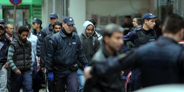 Διεθνής Αμνηστία: Να σταματήσει η παράνομη και ντροπιαστική απέλαση προσφύγων και μεταναστών