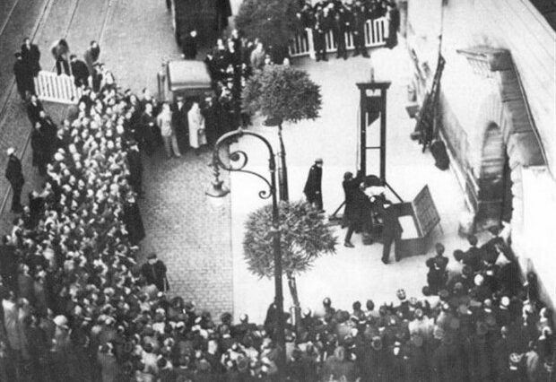 Μηχανή του Χρόνου: O τελευταίος που αποκεφαλίστηκε δημόσια με γκιλοτίνα στη Γαλλία, ήταν ο “Γερμανός βρυκόλακας”. Τον κατέγραψαν σε φιλμ