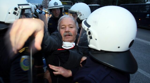 Όσα φέρνει η τρόικα: Χημικά, λιποθυμίες και προσαγωγές στο κέντρο της Αθήνας
