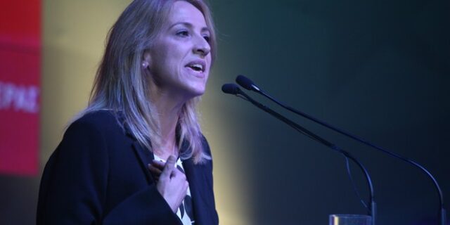 Ρένα Δούρου: Δεν μαζεύουν με τον ίδιο τρόπο τα σκουπίδια οι μνημονιακοί υποψήφιοι με τους μη μνημονιακούς