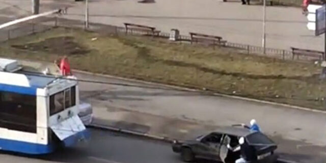 Επικό. Δένει με σχοινί το αυτοκίνητο σε τρόλεϊ, αλλά τρακάρει με παρκαρισμένα (vid)
