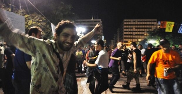 Μηχανή του Χρόνου: “Ο νόμος Παπαθεμελή”, που έκλεινε τα κέντρα στις 02:00 και προκάλεσε διαδηλώσεις ξενύχτηδων έξω από τη Βουλή